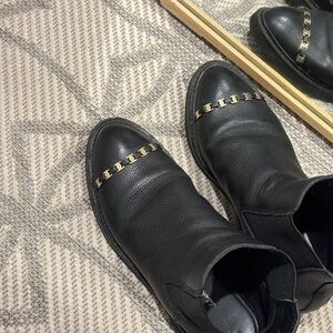 Black leather Chelsea boots